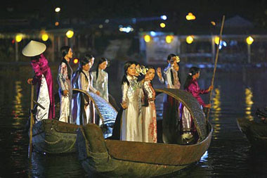 Biểu diễn ca huế trên sông Hương