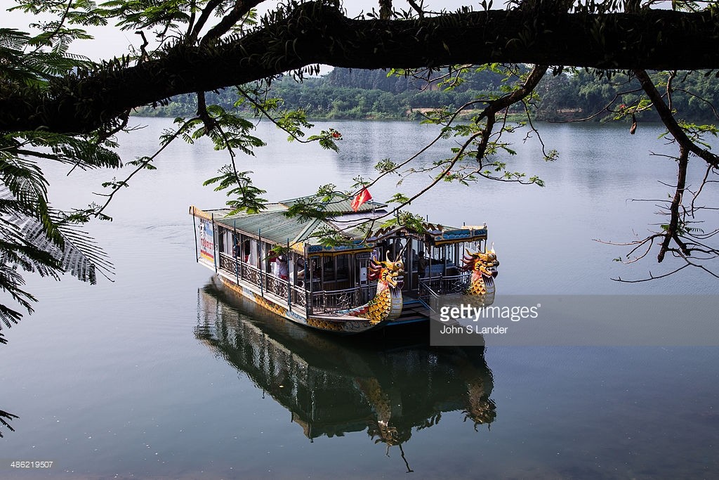 Hire private boat on the perfume river